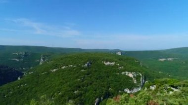 Fransa 'daki Ardeche vadileri gökyüzünden görünüyor.