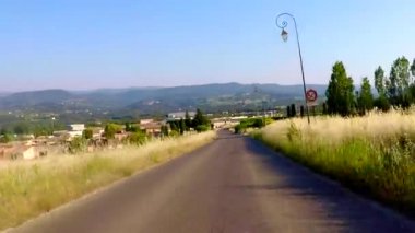 Fransa 'daki Luberon doğal parkının göbeğinde araba turu.