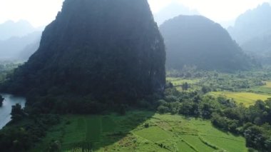 Ödeme otosu de la ville de Vang Vieng au Laos vue du ciel