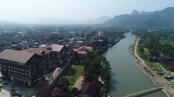 Πόλη Του Vang Vieng Στο Λάος Δει Από Τον Ουρανό — Αρχείο Βίντεο