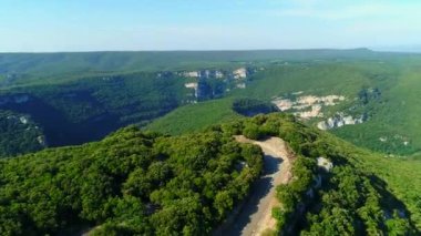 Fransa 'daki Ardeche vadileri gökyüzünden görünüyor.
