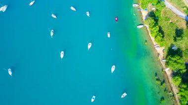 Fransa 'nın Verdon Bölgesel Doğal Parkı' nda gökyüzünden Sainte-Croix Gölü