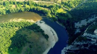 Fransa 'daki Ardeche vadileri gökyüzünden görünüyor.
