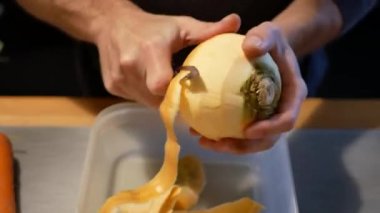 Taze şalgam hazırlığı.