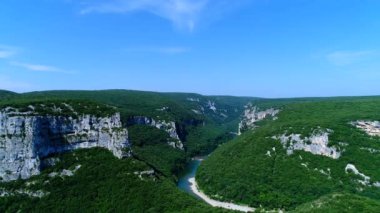 Fransa 'daki Ardeche vadileri gökyüzünden görünüyor.