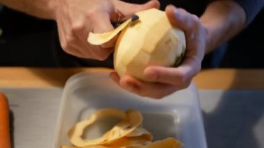 Taze şalgam hazırlığı.