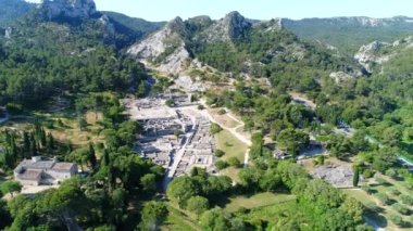 Saint-Remy-de-Provence 'deki Glanum arkeolojik alanı gökyüzünden görüldü