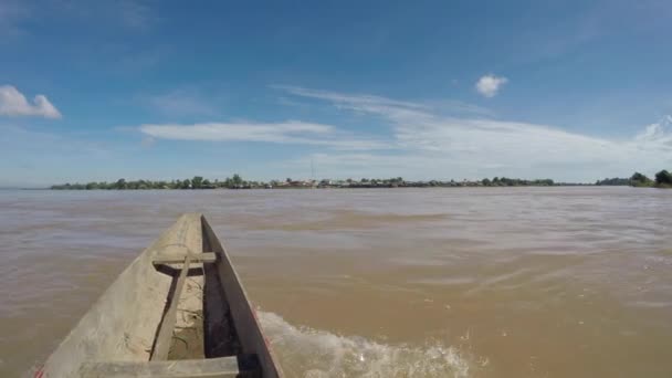 Promenada en barque sur le fleuve Mékong dans les Si Phan Don ou "4 000 îles" près de Don Det au sud du Laos — Wideo stockowe