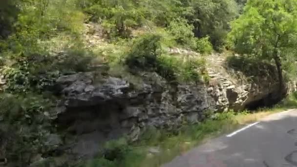 フランスのブーシュ ローヌにあるアルパール自然公園での車に乗る — ストック動画