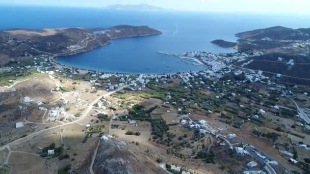 空からギリシャのキュクラデス諸島のセリフォス島のチョーラの村 — ストック動画