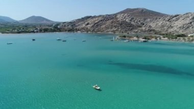 Yunanistan 'ın Cyclades bölgesindeki Paros adasındaki Naoussa' daki Piperi plajı hava manzaralı