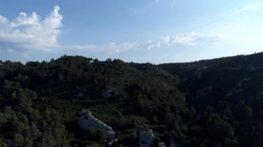 Massif des Alpilles Alpilles 'in kalbinde gökyüzünden görünen doğal park