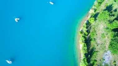 Fransa 'nın Verdon Bölgesel Doğal Parkı' nda gökyüzünden Sainte-Croix Gölü
