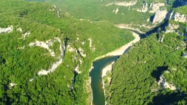 Fransa 'daki Ardeche vadileri gökyüzünden görünüyor.