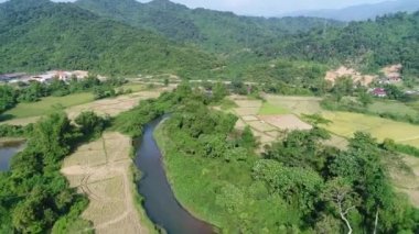 Laos 'taki Vang Vieng şehrinin çevresindeki doğal manzaralar gökyüzünden görüldü.