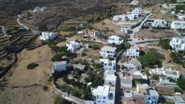 Yunanistan 'ın Kiklad adasındaki Paros adasındaki Lefkes köyü gökyüzünden