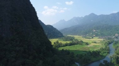 Ödeme otosu de la ville de Vang Vieng au Laos vue du ciel