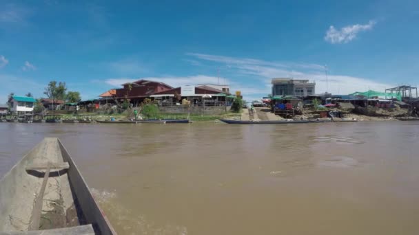 Promenade en barque sur le fleuve Mékong dans les Si Phan Don ou "4 000 chalés" prèce s de Don Det au sud du Laos — Vídeo de Stock