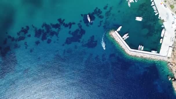 Köyde Platis sur l 'île de Sifnos dans les Cyclades en Grèce vue du ciel — Stok video