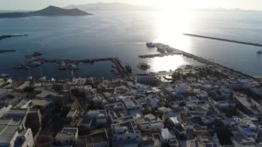 Yunanistan 'ın Cyclades kentindeki Naxos adasındaki Chora Limanı hava manzaralı