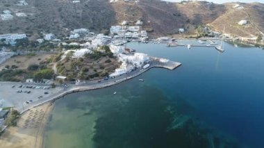 Yunanistan 'ın Kiklad adasındaki Ios Limanı gökyüzünden görüldü