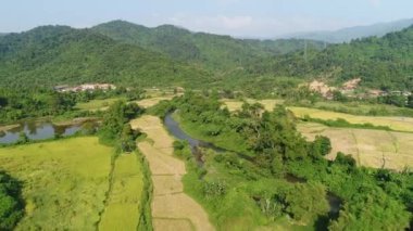 Laos 'taki Vang Vieng şehrinin çevresindeki doğal manzaralar gökyüzünden görüldü.