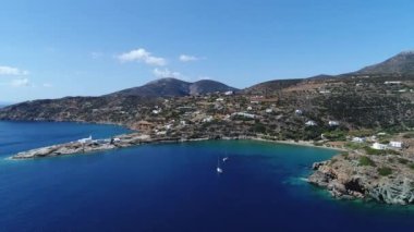 Yunanistan 'ın Kiklad adasındaki Sifnos adasındaki Chrisopigi Faros Manastırı