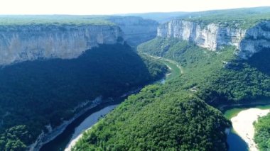 Fransa 'daki Ardeche vadileri gökyüzünden görünüyor.