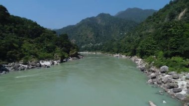 Hindistan 'ın Uttarakhand Eyaleti yakınlarındaki Ganj nehri gökyüzünden görülüyor.