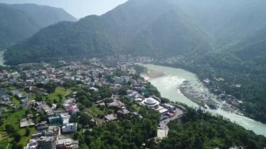 Hindistan 'ın Uttarakhand eyaleti Rishikesh şehri gökyüzünden görüldü