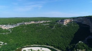 Fransa 'daki Ardeche vadileri gökyüzünden görünüyor.