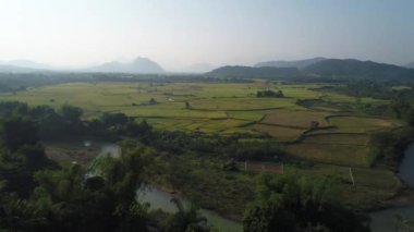 Laos 'ta Vang Vieng nehri yakınlarında gökyüzünden görüldü.