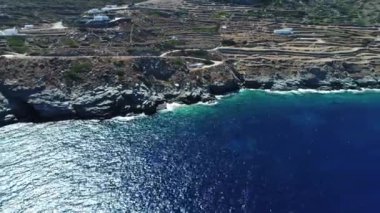 Sifnos Adası 'ndaki Kastro Sifnou plajı Yunanistan' ın sikladında gökyüzünden