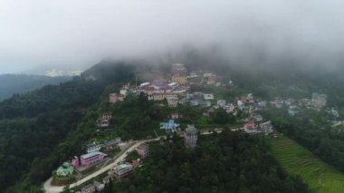 Sikkim Hindistan 'daki Rumtek Manastırı gökyüzünden görünüyor.