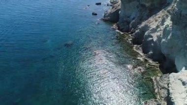 Yunanistan 'ın Cyclades kentindeki Santorini adasındaki Kampia plajı hava manzaralı