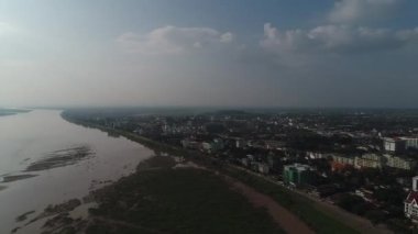 Laos 'taki Vientiane şehrinin kıyısındaki Mekong nehri gökyüzünden görüldü.