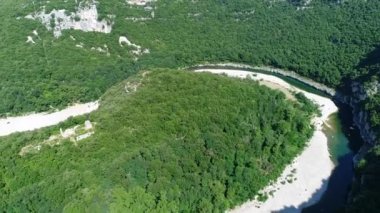 Fransa 'daki Ardeche vadileri gökyüzünden görünüyor.