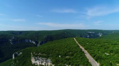 Fransa 'daki Ardeche vadileri gökyüzünden görünüyor.