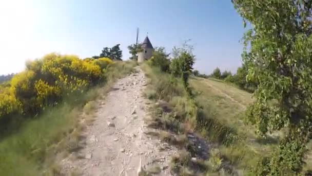 フランスのルブロン地方自然公園の中心部にある風車 — ストック動画