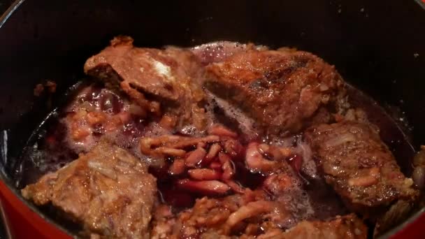 Preparación Tradicional Carne Vacuno Borgoña Con Vino Tinto Borgoña — Vídeo de stock