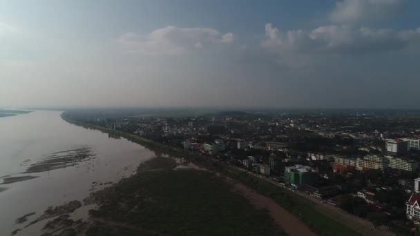 空から見たラオスのビエンチャン市の端にあるメコン川 — ストック動画