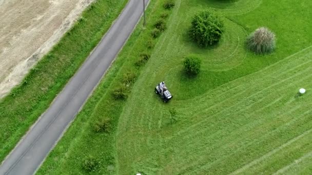 Cortacésped Montando Acción Visto Desde Cielo — Vídeos de Stock