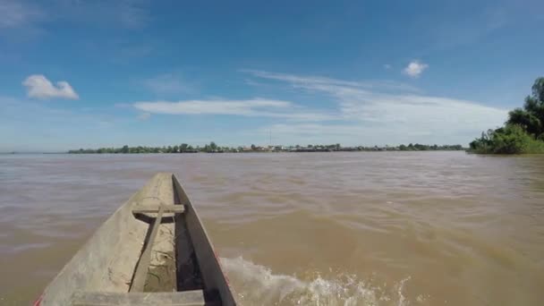 Promenada en barque sur le fleuve Mékong dans les Si Phan Don ou "4 000 îles" près de Don Det au sud du Laos — Wideo stockowe