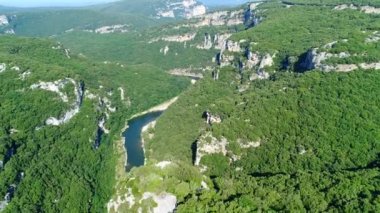 Fransa 'daki Ardeche vadileri gökyüzünden görünüyor.