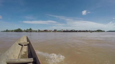 Promenade en barque sur le fleuve Mékong dans les Si Phan Don ou 