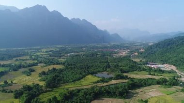 Laos 'taki Vang Vieng şehrinin çevresindeki manzara gökyüzünden görünüyor.