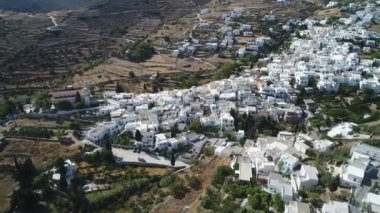 Yunanistan 'ın Kiklad adasındaki Paros adasındaki Lefkes köyü gökyüzünden