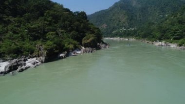 Hindistan 'ın Uttarakhand Eyaleti yakınlarındaki Ganj nehri gökyüzünden görülüyor.