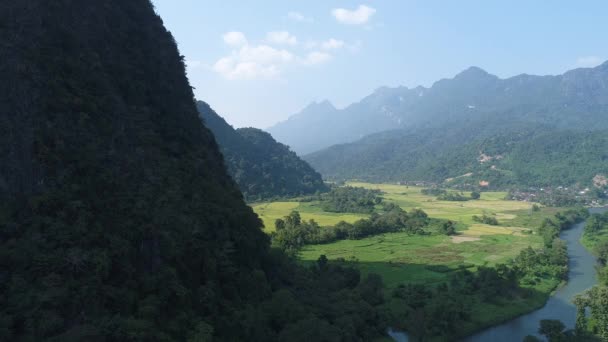 Betaling autour de la ville de Vang Vieng au Laos vue du ciel — Stockvideo