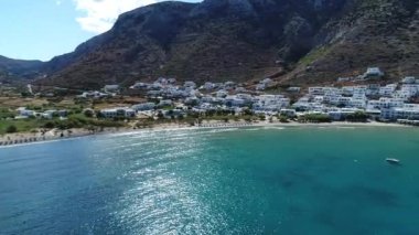 Sifnos Adası 'ndaki Kamares köyü ve plajı Yunanistan' ın silades bölgesinde hava manzaralı.